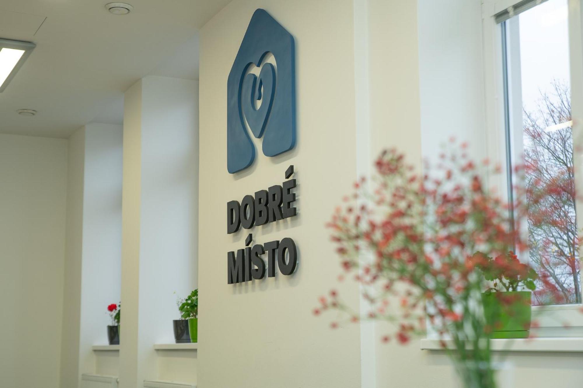 Dobre Misto Hotel Кърнов Екстериор снимка