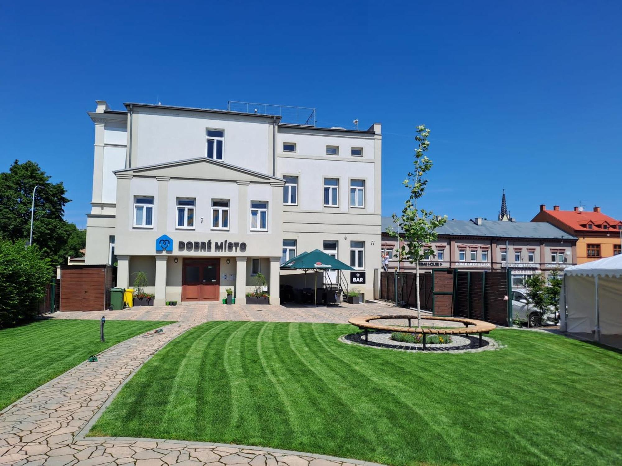 Dobre Misto Hotel Кърнов Екстериор снимка
